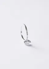 Anillo de plata 925 con diseño minimalista, presenta una piedra de zirconia central en forma de gota y pequeños cristales incrustados a lo largo de los laterales del aro.