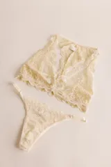 Soutien tipo bralette negro de encaje con diseño floral, espalda estilo nadador y elástico en el bajo busto para sujeción.