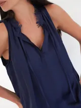 Top sin mangas color azul marino, con escote a la base y detalle de lazos en el cuello.