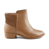 Bota corta color marrón claro con detalle de elástico fruncido en el tobillo y taco bajo.