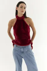 Top negro peludito con cuello halter y sin mangas.