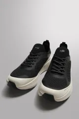 Zapatilla deportiva de correr para hombre, color beige, con parte superior de tejido de punto transpirable, refuerzos Shield Protect Max en puntera y talón, entresuela Spume Foam V2 y suela de goma.