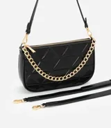 Cartera tipo baguette pequeña de PU negro con estampado geométrico en relieve (embossed), cierre de cremallera dorado y asa de hombro ajustable. Incluye una cadena decorativa dorada en la parte frontal.