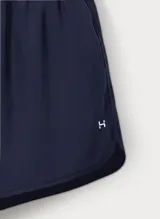 Short deportivo de corte holgado con cintura elástica, confeccionado en tejido técnico ligero y transpirable.