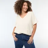 Camiseta básica de manga corta con cuello en pico, confeccionada en algodón de color blanco.
