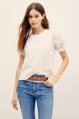 Remera fucsia con mangas abullonadas de broderie estilo globo, con cuello redondo y diseño liso en el cuerpo.
