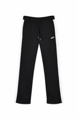 Pantalón de jogging negro con franjas laterales blancas, cintura elástica con cordón ajustable y logo bordado en la parte frontal.