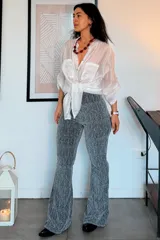 Pantalon oxford de tiro alto con acabado brillante y textura rayada en tonos grises y negros, de corte acampanado.