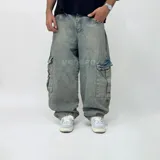 Pantalón jean ultra baggy de denim azul con efecto lavado y múltiples bolsillos cargo.