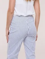 Pantalón estilo capri Zac & Rachel, con diseño de rayas verticales blancas y azules, tiro alto con pretina elástica y calce entallado.