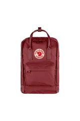 Mochila Fjallraven Kanken Laptop 15", color ocre, con compartimento acolchado para laptop, bolsillo frontal con cierre y dos bolsillos laterales abiertos.