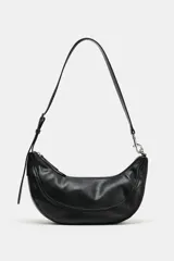Bolso de hombro con diseño de media luna, confeccionado en material sintético con acabado texturizado. Cuenta con cierre de cremallera superior, asa ajustable con hebilla y detalle de mosquetón metálico en uno de los extremos.