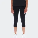Calza capri deportiva Reebok color negro, de tiro alto y corte ajustado.