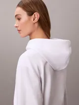 Buzo con capucha Calvin Klein, color blanco, de corte clásico con puños y dobladillo en punto canalé. Presenta cordones ajustables en la capucha y un pequeño logotipo bordado en el pecho.