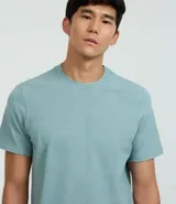 Remera color rosa claro, de corte recto y manga corta.