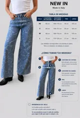 Jeans de corte wide leg y tiro alto, confeccionados en denim celeste con estampado de lazos en tono claro. Presentan cierre frontal con botón y cierre metálico, además de bolsillos funcionales.