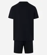 Conjunto de pijama corto negro, compuesto por una remera de cuello redondo y mangas cortas, y un short con cintura elástica.