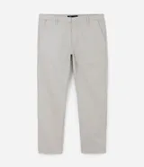 Pantalón de vestir color marrón, de corte slim y largo cropped. Confeccionado en tejido de algodón liso, con bolsillos laterales y traseros. Cierre frontal con botón y cremallera.