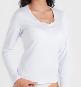 Camiseta interior blanca de manga larga con escote en U y detalle de puntilla en el cuello.