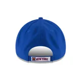 Gorro New Era azul con el logo de los New York Knicks bordado en el frente.