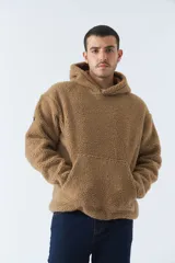 Canguro de sherpa polar color marrón claro, con capucha, bolsillo tipo canguro y logo de goma en la manga.