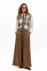 Chaleco de punto con diseño de rombos argyle en tonos gris, beige, marrón y verde, con escote en V y cierre frontal de botones.
