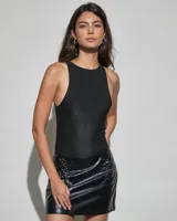 Minifalda negra de cuero sintético con textura efecto reptil, diseño recto y detalles de costuras decorativas con apliques metálicos en los laterales.