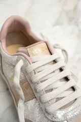 Zapatillas urbanas de cuero color beige con detalles plateados y laterales en cuero color piel de cocodrilo.