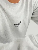 Buzo de cuello redondo y manga larga con puños acanalados, confeccionado en tejido de punto de bucle con calce relajado.