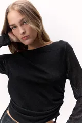 Remera negra de mangas largas con lurex.