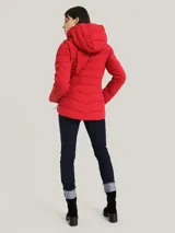 Campera acolchada Tommy Hilfiger color rojo con capucha, cierre de cremallera, bolsillos laterales con cremallera y logo bordado en el brazo.