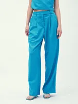 Pantalón de vestir celeste con pinzas, tiro alto y corte palazzo.