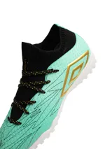 Championes de fútbol 5 Umbro modelo Ignis TF, con diseño de corte medio en tejido elástico color azul marino y cuerpo texturizado en color amarillo. Presenta suela de goma con tapones pequeños para césped sintético y logo de la marca en el lateral.