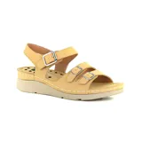 Sandalias bajas color gris claro con tres tiras horizontales sobre el empeine, cada una con hebilla metálica plateada. Tira trasera con hebilla para ajustar al tobillo.
