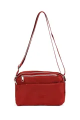 Bandolera de tela color rojo, con correa ajustable y dos compartimentos frontales con cierre metálico plateado.