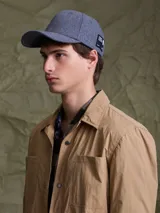 Campera casual liviana de nylon, con cierre frontal de botones a presión, cuello camisero y bolsillos frontales tipo parche.