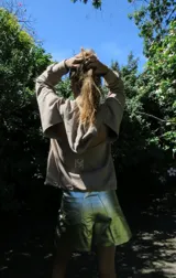 Sweater color beige con capucha y espalda descubierta.