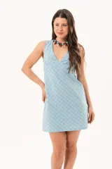 Vestido corto celeste con estampado de cuadros, de silueta recta y sin mangas, con escote en V profundo y recortes en diagonal.