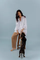 Camisa blanca de lino con escote en V y bordado multicolor.