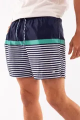 Short de baño azul con franjas horizontales en celeste y azul claro. Cuenta con cintura elástica ajustable con cordón, dos bolsillos laterales y uno trasero.