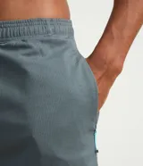 Bermuda deportiva Get Over para hombre, de color negro, con cintura elástica, cordón de ajuste y bolsillos laterales.