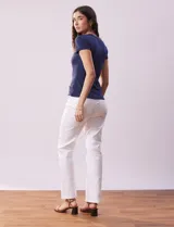 Remera color beige de rib, marca Tahari, con cuello redondo a la base y mangas cortas.