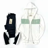 Campera con capucha color blanco con una franja horizontal verde en la parte superior del pecho. Tiene cierre frontal y bolsillos tipo canguro.