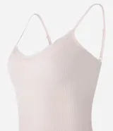 Blusa de pijama de tirantes finos ajustables, confeccionada en tejido seamless acanalado color rosado. Presenta un delicado detalle de encaje en el escote.