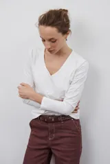 Remera de manga larga con escote en V, confeccionada en algodón de doble capa con diseño ajustado al cuerpo.