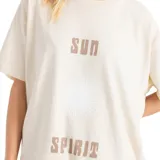 Remera beige de corte amplio con estampado frontal que incluye las palabras "Sun" y "Spirit" y un sol difuminado.