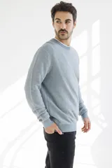 Sweater azul marino de corte clásico con cuello redondo y mangas largas.