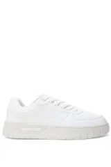 Championes Umbro modelo Milo-High, color blanco con suela de goma en tono gris claro. Cuenta con diseño acordonado, perforaciones en la puntera y el logo de la marca en relieve en el lateral y la suela.