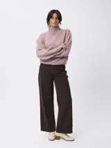 Sweater de punto en color gris, con cuello alto tipo tortuga y diseño de calce holgado con mangas largas.