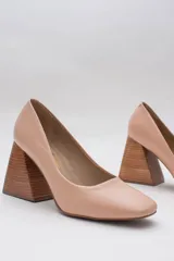 Zapato de cuero negro con taco geométrico de madera. Capellada, plantilla y forro 100% cuero. Taco de 8 cms.